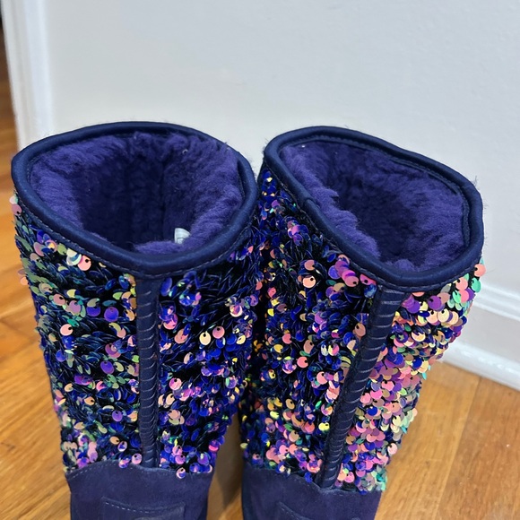 SALE!  UGG CLASSIC SHORT STELLAR SEQUIN MEDALLION SPARKLING BOOTS - Picture 9 of 11